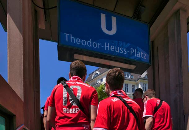 vor Spielbeginn: Fans des FC Bayern Muenchen sammeln sich am Theodor-Heuss-Platz U-Bahn Station 83. DFB Pokalfinale FC Bayern Muenchen FCB vs VFB Stuttgart Olympiastadion Berlin 23.05.2026 DFL REGULATIONS PROHIBIT ANY USE OF PHOTOGRAPHS AS IMAGE SEQUENCES AND OR QUASI-VIDEO 83. DFB Pokalfinale FC Bayern Muenchen FCB vs VFB Stuttgart