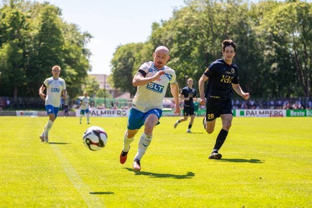 Maximilian Krauß (FC, mi.) gegen Paul Bohlmann (SVP, re.) GER, Fussball, Landespokal, Lüpzer Pils Cup, Finale, SV Pastow - FC Hansa Rostock