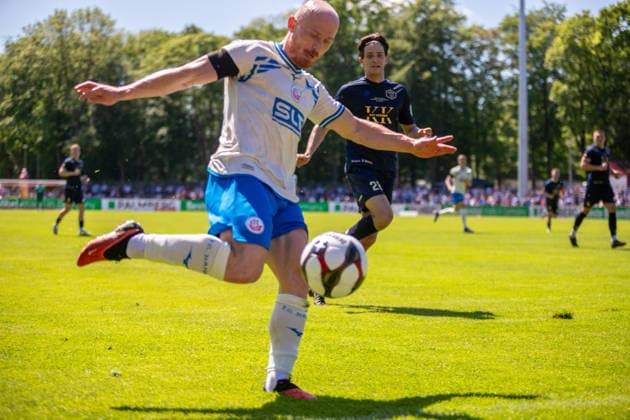 Maximilian Krauß (FC, mi.) am Ball GER, Fussball, Landespokal, Lüpzer Pils Cup, Finale, SV Pastow - FC Hansa Rostock