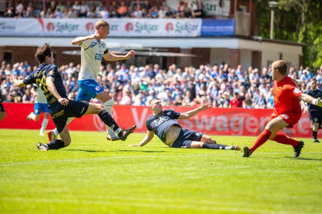 Emil Holten (FCH, li.) wird in letzter Sekunde am Torschuss gehindert GER, Fussball, Landespokal, Lüpzer Pils Cup, Finale, SV Pastow - FC Hansa Rostock