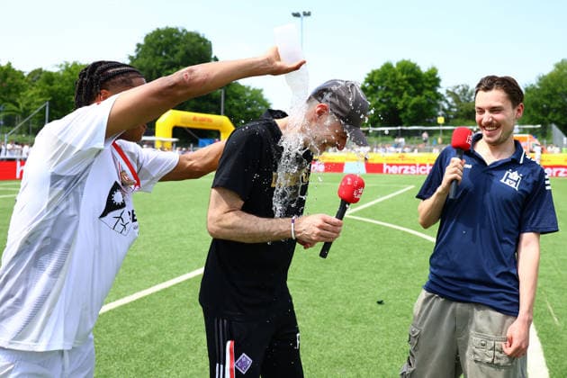 31 Michele Scalzi (HEBC) verpasst Philipp Obloch (Trainer, HEBC) eine Dusche. Fußball I Herren I Lotto Pokal I Saison 2025-2026 I Finale I SC Vorwärts Wacker04 Billstedt - HEBC I 23.05.2026 I Stadion Hoheluft
