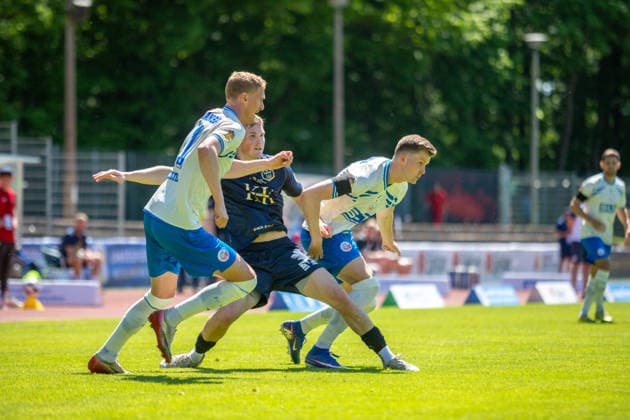 Emil Holten (FCH, li.) gegen Tim Fürstenau (SVP, mi.) GER, Fussball, Landespokal, Lüpzer Pils Cup, Finale, SV Pastow - FC Hansa Rostock