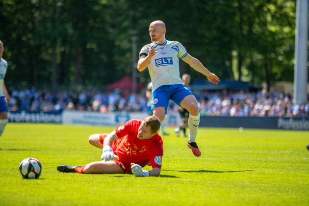 Torhüter Danny Zimmermann (SVP, rot) gegen Maximilian Krauß (FCH, re.) GER, Fussball, Landespokal, Lüpzer Pils Cup, Finale, SV Pastow - FC Hansa Rostock