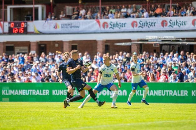 Max Krötsching (SVP, li.) gegen Emil Holten (FCH, mi.) GER, Fussball, Landespokal, Lüpzer Pils Cup, Finale, SV Pastow - FC Hansa Rostock