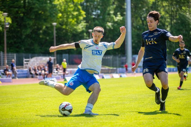 Jonas Dirkner (FCH, li.) gegen Paul Bohlmann (SVP, re.) GER, Fussball, Landespokal, Lüpzer Pils Cup, Finale, SV Pastow - FC Hansa Rostock