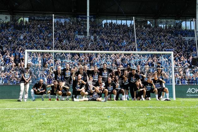 Vor der Fantribüne lassen sich die Buwe von ihren Fans feiern beim BfV-Pokalfinale VfR Mannheim - SV Waldhof Mannheim 07 am 23.05.26 in Carl Benz Stadion, Mannheim xamx Foto: Alfio Marino