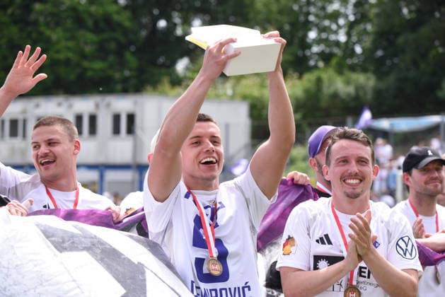 Fußball I Herren I Saison 2025 2026 I Verbandspokal I Finale I SC Vorwärts Wacker 04 Billstedt - Hamburg-Eimsbütteler BC I 23.05.2026 Semir Demirovic ( 5, HEBC) streckt den LOTTO Pokal in die Luft (Nur zur redaktionellen Nutzung.) Hamburg Stadion Hoheluft, Lokstedter Steindamm 87 Hamburg Deutschland Copyright: xLobeca RobertoxSeidelx