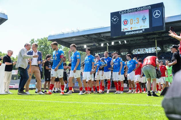 Die Sieler des VfR Mannheims holen sich die Medaille ab beim BfV-Pokalfinale VfR Mannheim - SV Waldhof Mannheim 07 am 23.05.26 in Carl Benz Stadion, Mannheim xamx Foto: Alfio Marino