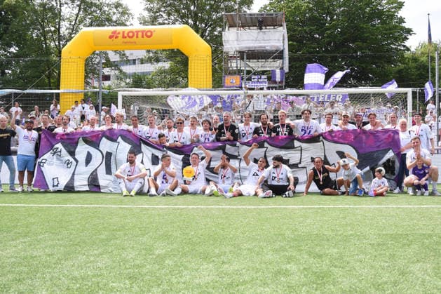 Fußball I Herren I Saison 2025 2026 I Verbandspokal I Finale I SC Vorwärts Wacker 04 Billstedt - Hamburg-Eimsbütteler BC I 23.05.2026 Die Eimsbütteler Mannschaft steht zusammen hinter einem Fan-Banner. Auf der Tribüne hinten steht das LOTTO Hamburg Tor und Fans schwenken ihre HEBC Fahnen (Nur zur redaktionellen Nutzung.) Hamburg Stadion Hoheluft, Lokstedter Steindamm 87 Hamburg Deutschland Copyright: xLobeca RobertoxSeidelx