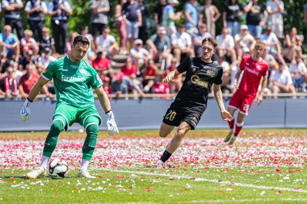 SBFV-Rothaus-Pokal, Bahlinger SC vs FC 08 Villingen, 23.05.2026 Dennis Klose (Bahlinger SC, 1) der den Ball schlägt bevor Kevin Müller (FC 08 Villingen, 20) dran kommt SBFV-Rothaus-Pokal, Bahlinger SC vs FC 08 Villingen, Karl-Heitz-Stadion Offenburg, 23.05.2026 Copyright: xBEAUTIFULxSPORTS Boscox