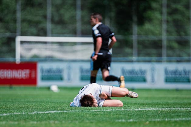 Niedersachsen-Pokal: TuS Bersenbrück vs. Lüneburger SK, 23.05.2026 Nevio Scheuer (Lüneburger SK Hansa, 18) liegt am Boden; Niedersachsen-Pokal, Finale (Amateure): TuS Bersenbrück vs. Lüneburger SK am 23.05.2026 im August-Wenzel-Stadion, Barsinghausen Copyright: xBEAUTIFULxSPORTS Tonhäuserx