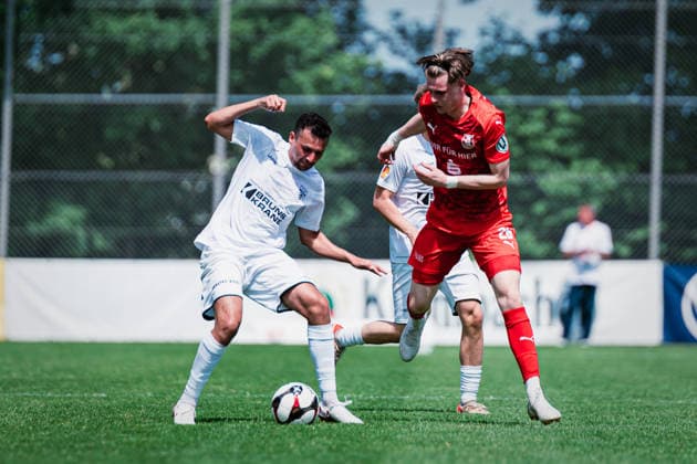Niedersachsen-Pokal: TuS Bersenbrück vs. Lüneburger SK, 23.05.2026 Leon Perera (Lüneburger SK Hansa, 12) gegen Connor Fabien Rohra (TuS Bersenbrück, 26); Niedersachsen-Pokal, Finale (Amateure): TuS Bersenbrück vs. Lüneburger SK am 23.05.2026 im August-Wenzel-Stadion, Barsinghausen Copyright: xBEAUTIFULxSPORTS Tonhäuserx