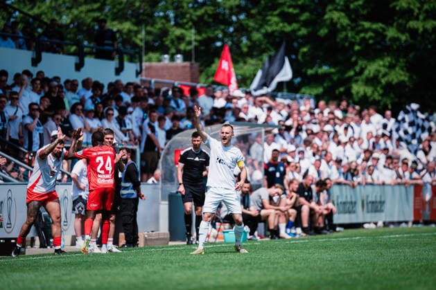 Niedersachsen-Pokal: TuS Bersenbrück vs. Lüneburger SK, 23.05.2026 Marian Andre Kunze (Lüneburger SK Hansa, 10) reklamiert; Niedersachsen-Pokal, Finale (Amateure): TuS Bersenbrück vs. Lüneburger SK am 23.05.2026 im August-Wenzel-Stadion, Barsinghausen Copyright: xBEAUTIFULxSPORTS Tonhäuserx