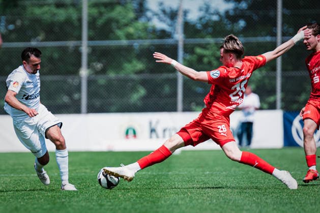 Niedersachsen-Pokal: TuS Bersenbrück vs. Lüneburger SK, 23.05.2026 Leon Perera (Lüneburger SK Hansa, 12) gegen Connor Fabien Rohra (TuS Bersenbrück, 26); Niedersachsen-Pokal, Finale (Amateure): TuS Bersenbrück vs. Lüneburger SK am 23.05.2026 im August-Wenzel-Stadion, Barsinghausen Copyright: xBEAUTIFULxSPORTS Tonhäuserx