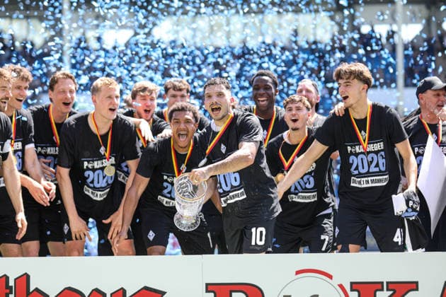 Die Buwe holen den Pokal im Carl Benz Stadion beim BfV-Pokalfinale VfR Mannheim - SV Waldhof Mannheim 07 am 23.05.26 in Carl Benz Stadion, Mannheim xamx Foto: Alfio Marino