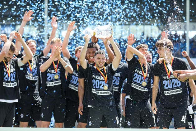 Die Buwe holen den Pokal im Carl Benz Stadion beim BfV-Pokalfinale VfR Mannheim - SV Waldhof Mannheim 07 am 23.05.26 in Carl Benz Stadion, Mannheim xamx Foto: Alfio Marino *** The Buwe win the cup in the Carl Benz Stadium at the BfV Cup Final VfR Mannheim SV Waldhof Mannheim 07 on 23 05 26 in Carl Benz Stadium, Mannheim xamx Photo Alfio Marino Copyright: