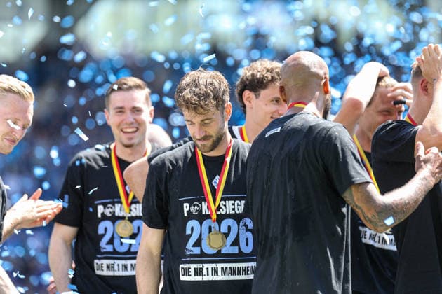 Die Buwe holen den Pokal im Carl Benz Stadion beim BfV-Pokalfinale VfR Mannheim - SV Waldhof Mannheim 07 am 23.05.26 in Carl Benz Stadion, Mannheim xamx Foto: Alfio Marino