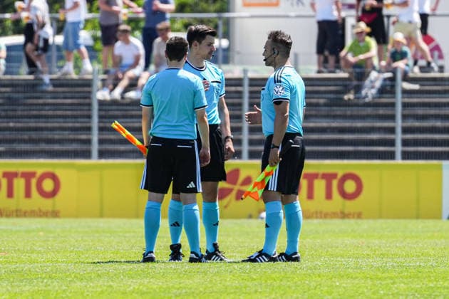 SBFV-Rothaus-Pokal, Bahlinger SC vs FC 08 Villingen, 23.05.2026 Marvin Maier (Schiedsrichter), Luigi Satriano (Assistent) und Arne Baumer (Assistent) bei einer kurzen Besprechung vor Spielbeginn SBFV-Rothaus-Pokal, Bahlinger SC vs FC 08 Villingen, Karl-Heitz-Stadion Offenburg, 23.05.2026 Copyright: xBEAUTIFULxSPORTS Boscox
