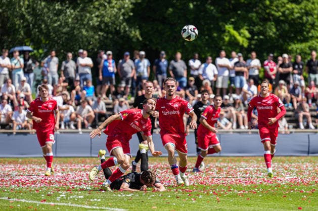 SBFV-Rothaus-Pokal, Bahlinger SC vs FC 08 Villingen, 23.05.2026 Zweikampf zwischen Matthes Glück (FC 08 Villingen, 18) und Kolja Herrmann (Bahlinger SC, 8) SBFV-Rothaus-Pokal, Bahlinger SC vs FC 08 Villingen, Karl-Heitz-Stadion Offenburg, 23.05.2026 Copyright: xBEAUTIFULxSPORTS Boscox