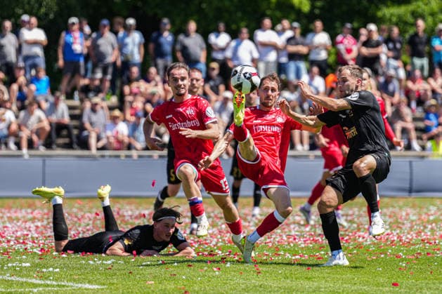 SBFV-Rothaus-Pokal, Bahlinger SC vs FC 08 Villingen, 23.05.2026 Zweikampf zwischen Kolja Herrmann (Bahlinger SC, 8) und Christian Derflinger (FC 08 Villingen, 7) SBFV-Rothaus-Pokal, Bahlinger SC vs FC 08 Villingen, Karl-Heitz-Stadion Offenburg, 23.05.2026 *** SBFV Rothaus Pokal, Bahlinger SC vs FC 08 Villingen, 23 05 2026 duel between Kolja Herrmann Bahlinger SC, 8 and Christian Derflinger FC 08 Villingen, 7 SBFV Rothaus Pokal, Bahlinger SC vs FC 08 Villingen, Karl Heitz Stadion Offenburg, 23 05 2026 Copyright: xBEAUTIFULxSPORTS Boscox