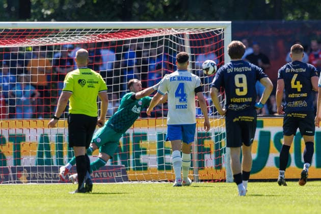 Torwart Philipp Klewin (Rostock) pariert einen Freistoß von Pastow; GER, FC Hansa Rostock vs. SV Pastow, Fußball, Männer, Lübzer Pils Landespokal, Finale, Spielzeit 2025 2026, 23.05.2026 Greifswald Volksstadion Mecklenburg - Vorpommern Deutschland