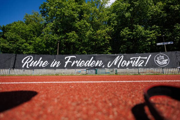 Am leeren Gästeblock haben Hansa Fans ein schwarzes Trauerbanner befestigt mit dem Text: Ruhe in Frieden, Moritz. ; GER, FC Hansa Rostock vs. SV Pastow, Fußball, Männer, Lübzer Pils Landespokal, Finale, Spielzeit 2025 2026, 23.05.2026 Greifswald Volksstadion Mecklenburg - Vorpommern Deutschland
