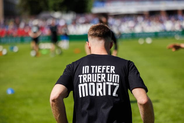 Die Hansa Spieler trugen beim Aufwärmen Shirts mit dem Aufdruck auf dem Rücken: In tiefer Trauer um Moritz. ; GER, FC Hansa Rostock vs. SV Pastow, Fußball, Männer, Lübzer Pils Landespokal, Finale, Spielzeit 2025 2026, 23.05.2026 Greifswald Volksstadion Mecklenburg - Vorpommern Deutschland *** The Hansa players wore shirts with the print on the back during the warm-up In deep mourning for Moritz GER, FC Hansa Rostock vs SV Pastow, Football, Men, Lübzer Pils Landespokal, Final, Season 2025 2026, 23 05 2026 Greifswald Volksstadion Mecklenburg Vorpommern Germany
