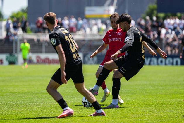 SBFV-Rothaus-Pokal, Bahlinger SC vs FC 08 Villingen, 23.05.2026 Zweikampf zwischen Leon Albrecht (FC 08 Villingen, 22) und Kolja Herrmann (Bahlinger SC, 8) SBFV-Rothaus-Pokal, Bahlinger SC vs FC 08 Villingen, Karl-Heitz-Stadion Offenburg, 23.05.2026 Copyright: xBEAUTIFULxSPORTS Boscox