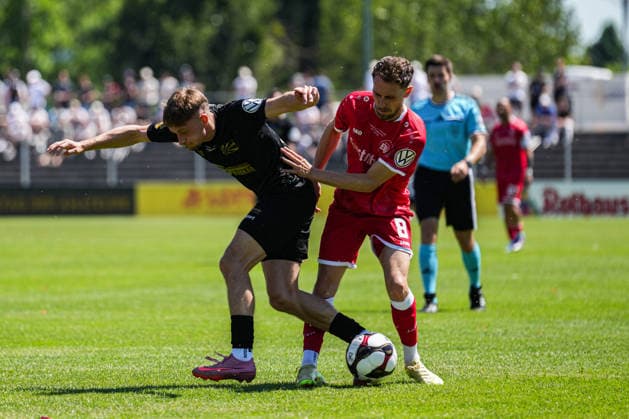 SBFV-Rothaus-Pokal, Bahlinger SC vs FC 08 Villingen, 23.05.2026 Zweikampf zwischen Leon Albrecht (FC 08 Villingen, 22) und Kolja Herrmann (Bahlinger SC, 8) SBFV-Rothaus-Pokal, Bahlinger SC vs FC 08 Villingen, Karl-Heitz-Stadion Offenburg, 23.05.2026 Copyright: xBEAUTIFULxSPORTS Boscox