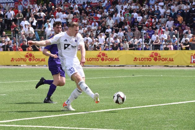 Fußball I Herren I Saison 2025 2026 I Verbandspokal I Finale I SC Vorwärts Wacker 04 Billstedt - Hamburg-Eimsbütteler BC I 23.05.2026 Christopher Grünewald ( 33, HEBC, Torschütze) schießt das 1:5 (Nur zur redaktionellen Nutzung.) Hamburg Stadion Hoheluft, Lokstedter Steindamm 87 Hamburg Deutschland Copyright: xLobeca RobertoxSeidelx