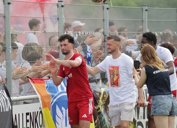 Fabio Maiolo (1. FC Phoenix Luebeck) klatscht mit den Fans ab Fussball, Herren, Saison2025 2026, Landespokalfinale Schleswig Holstein, Joda Park Todesfelde, SV Todesfelde gegen Phoenix Luebeck, 1-4 DFL REGULATIONS PROHIBIT ANY USE OF PHOTOGRAPHS AS IMAGE SEQUENCES AND OR QUASI-VIDEO.