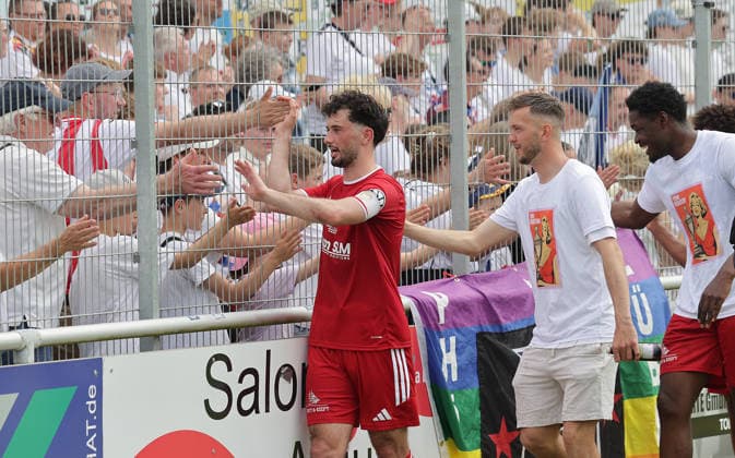 Fabio Maiolo (1. FC Phoenix Luebeck) klatscht mit den Fans ab Fussball, Herren, Saison2025 2026, Landespokalfinale Schleswig Holstein, Joda Park Todesfelde, SV Todesfelde gegen Phoenix Luebeck, 1-4 DFL REGULATIONS PROHIBIT ANY USE OF PHOTOGRAPHS AS IMAGE SEQUENCES AND OR QUASI-VIDEO.