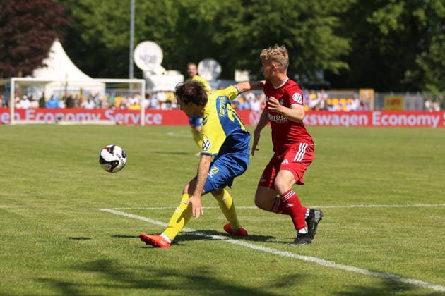 Fußball I Herren I Saison 2025 2026 I Landespokal Schleswig-Holstein I Finale I SV Todesfelde - 1. FC Phönix Lübeck I 23.05.2026 Maximilian Sergio Musci (21, SV Todesfelde) gegen Philippe Derk Roland Markvoort Beeke (22, 1. FC Phönix Lübeck) Todesfelde Joda-Sportpark Schleswig-Holstein Deutschland Copyright: xLobeca AndreasxKnothex