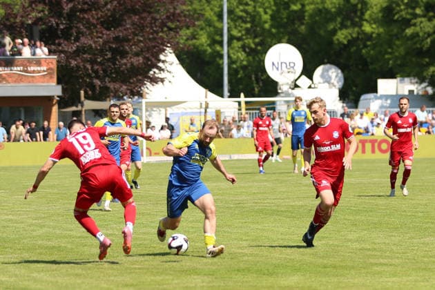 Fußball I Herren I Saison 2025 2026 I Landespokal Schleswig-Holstein I Finale I SV Todesfelde - 1. FC Phönix Lübeck I 23.05.2026 Jan-Marc Schneider (35, SV Todesfelde) am Ball gegen Stylianos Kokovas (19, 1. FC Phönix Lübeck) Todesfelde Joda-Sportpark Schleswig-Holstein Deutschland Copyright: xLobeca AndreasxKnothex