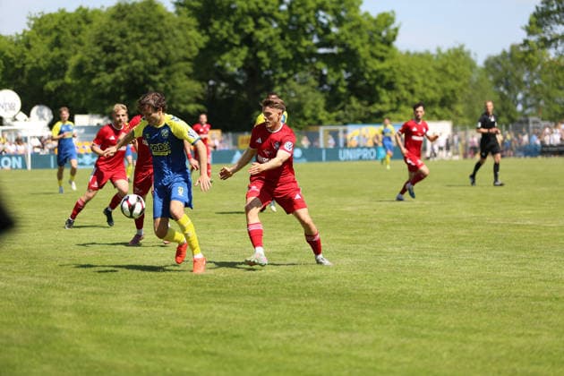 Fußball I Herren I Saison 2025 2026 I Landespokal Schleswig-Holstein I Finale I SV Todesfelde - 1. FC Phönix Lübeck I 23.05.2026 Maximilian Sergio Musci (21, SV Todesfelde) im Zweikampf mit Joshua Krüger (5, 1. FC Phönix Lübeck) Todesfelde Joda-Sportpark Schleswig-Holstein Deutschland Copyright: xLobeca AndreasxKnothex