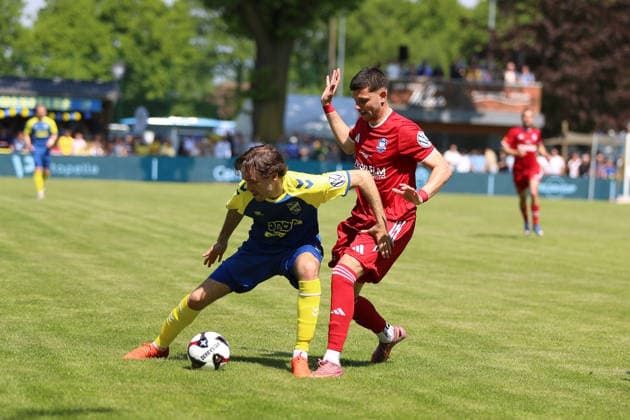 Fußball I Herren I Saison 2025 2026 I Landespokal Schleswig-Holstein I Finale I SV Todesfelde - 1. FC Phönix Lübeck I 23.05.2026 Maximilian Sergio Musci (21, SV Todesfelde) gegen Stylianos Kokovas (19, 1. FC Phönix Lübeck) Todesfelde Joda-Sportpark Schleswig-Holstein Deutschland Copyright: xLobeca AndreasxKnothex