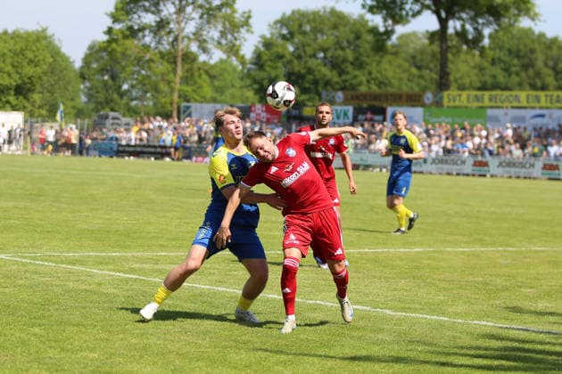 Fußball I Herren I Saison 2025 2026 I Landespokal Schleswig-Holstein I Finale I SV Todesfelde - 1. FC Phönix Lübeck I 23.05.2026 Mats Jonathan Klüver (10, SV Todesfelde) gegen Vladyslaw Kraiev (21, 1. FC Phönix Lübeck) Todesfelde Joda-Sportpark Schleswig-Holstein Deutschland Copyright: xLobeca AndreasxKnothex