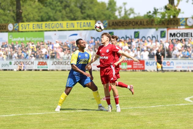 Fußball I Herren I Saison 2025 2026 I Landespokal Schleswig-Holstein I Finale I SV Todesfelde - 1. FC Phönix Lübeck I 23.05.2026 Benjamin Petrick (34, SV Todesfelde) gegen Joshua Krüger (5, 1. FC Phönix Lübeck) Todesfelde Joda-Sportpark Schleswig-Holstein Deutschland Copyright: xLobeca AndreasxKnothex