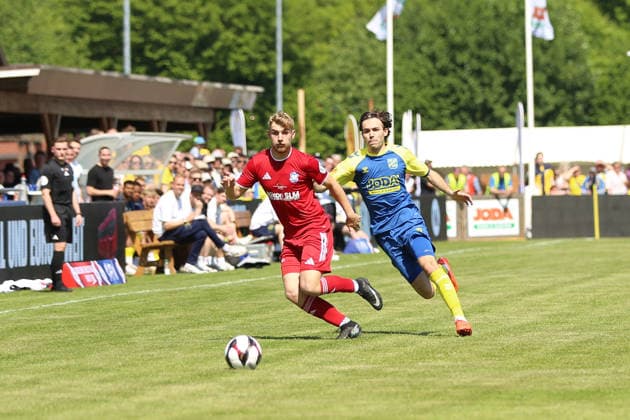 Fußball I Herren I Saison 2025 2026 I Landespokal Schleswig-Holstein I Finale I SV Todesfelde - 1. FC Phönix Lübeck I 23.05.2026 Philippe Derk Roland Markvoort Beeke (22, 1. FC Phönix Lübeck) gegen Maximilian Sergio Musci (21, SV Todesfelde) Todesfelde Joda-Sportpark Schleswig-Holstein Deutschland Copyright: xLobeca AndreasxKnothex