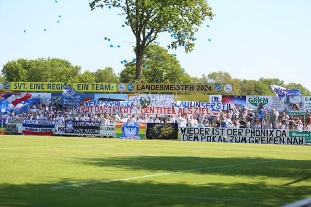 Fußball I Herren I Saison 2025 2026 I Landespokal Schleswig-Holstein I Finale I SV Todesfelde - 1. FC Phönix Lübeck I 23.05.2026 Die Fans vom 1. FC Phönix Lübeck mit einer Choreo vor dem Spiel Todesfelde Joda-Sportpark Schleswig-Holstein Deutschland Copyright: xLobeca AndreasxKnothex