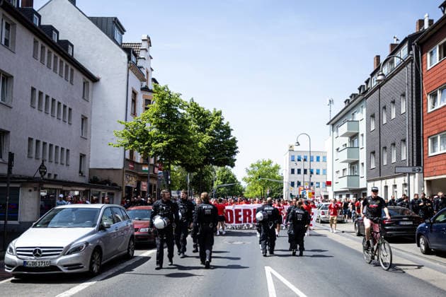 Finaltag der Amateure 2026: SC Fortuna Köln - FC Viktoria Köln; Sportpark Höhenberg, Köln; 23.05.2026 Fanmarsch, Fan von SC Fortuna Köln. Polizisten laufen neben den Fans. Finaltag der Amateure 2026: SC Fortuna Köln - FC Viktoria Köln; Sportpark Höhenberg, Köln; 23.05.2026 Copyright: xBEAUTIFULxSPORTS Buriakovx
