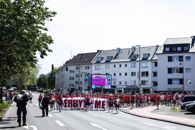 Finaltag der Amateure 2026: SC Fortuna Köln - FC Viktoria Köln; Sportpark Höhenberg, Köln; 23.05.2026 Fanmarsch, Fan von SC Fortuna Köln. Polizisten laufen neben den Fans. Finaltag der Amateure 2026: SC Fortuna Köln - FC Viktoria Köln; Sportpark Höhenberg, Köln; 23.05.2026 Copyright: xBEAUTIFULxSPORTS Buriakovx