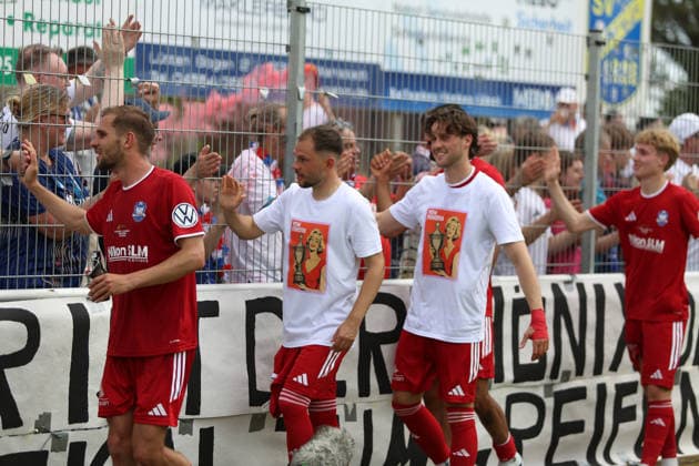 Fußball I Herren I Saison 2025 2026 I Landespokal Schleswig-Holstein I Finale I SV Todesfelde - 1. FC Phönix Lübeck I 23.05.2026 Die Spieler des 1. FC Phönix Lübeck auf dem Weg zur Ehrenrunde Todesfelde Joda-Sportpark Schleswig-Holstein Deutschland Copyright: xLobeca AndreasxKnothex