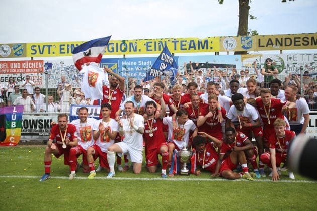 Fußball I Herren I Saison 2025 2026 I Landespokal Schleswig-Holstein I Finale I SV Todesfelde - 1. FC Phönix Lübeck I 23.05.2026 Die Spieler des 1. FC Phönix Lübeck jubeln mit ihren Fans Todesfelde Joda-Sportpark Schleswig-Holstein Deutschland Copyright: xLobeca AndreasxKnothex