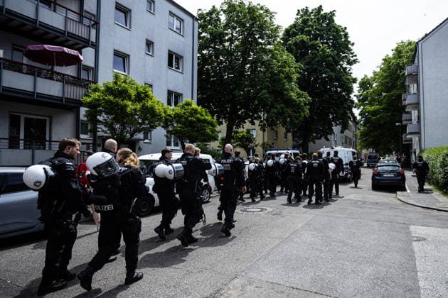 Finaltag der Amateure 2026: SC Fortuna Köln - FC Viktoria Köln; Sportpark Höhenberg, Köln; 23.05.2026 Polizisten laufen vor den Fans, Fanmarsch in Köln, SC Fortuna Köln. Finaltag der Amateure 2026: SC Fortuna Köln - FC Viktoria Köln; Sportpark Höhenberg, Köln; 23.05.2026 Copyright: xBEAUTIFULxSPORTS Buriakovx