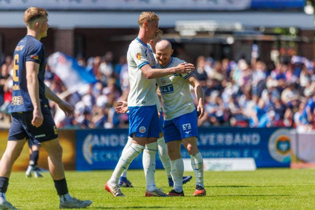 rechts Torschütze Maximilian Krauß (Rostock) zum 3:0 bejubelt jubelt und freud sich über sein Tor mit links Emil Frost Holten (Rostock) ; GER, FC Hansa Rostock vs. SV Pastow, Fußball, Männer, Lübzer Pils Landespokal, Finale, Spielzeit 2025 2026, 23.05.2026 Greifswald Volksstadion Mecklenburg - Vorpommern Deutschland