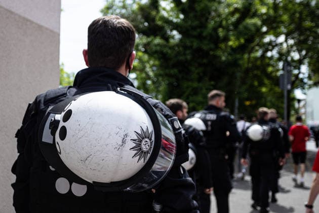 Finaltag der Amateure 2026: SC Fortuna Köln - FC Viktoria Köln; Sportpark Höhenberg, Köln; 23.05.2026 Symbolbild, Ein Polizist läuft neben den Fans mit dem Helm auf dem Rücken. Fanmarsch von SC Fortuna Köln Finaltag der Amateure 2026: SC Fortuna Köln - FC Viktoria Köln; Sportpark Höhenberg, Köln; 23.05.2026 Copyright: xBEAUTIFULxSPORTS Buriakovx