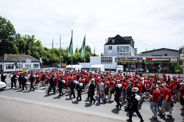 Finaltag der Amateure 2026: SC Fortuna Köln - FC Viktoria Köln; Sportpark Höhenberg, Köln; 23.05.2026 Fanmarsch, Fan von SC Fortuna Köln. Finaltag der Amateure 2026: SC Fortuna Köln - FC Viktoria Köln; Sportpark Höhenberg, Köln; 23.05.2026 Copyright: xBEAUTIFULxSPORTS Buriakovx
