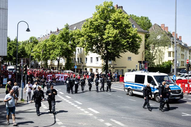 Finaltag der Amateure 2026: SC Fortuna Köln - FC Viktoria Köln; Sportpark Höhenberg, Köln; 23.05.2026 Fanmarsch, Fan von SC Fortuna Köln. Polizisten laufen neben den Fans. Finaltag der Amateure 2026: SC Fortuna Köln - FC Viktoria Köln; Sportpark Höhenberg, Köln; 23.05.2026 Copyright: xBEAUTIFULxSPORTS Buriakovx