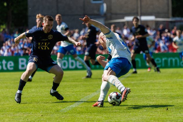 rechts Maximilian Krauß (Rostock) zieht gegen Paul Valentin Bode (Pastow) gleich zum 3:0 Tor ab; GER, FC Hansa Rostock vs. SV Pastow, Fußball, Männer, Lübzer Pils Landespokal, Finale, Spielzeit 2025 2026, 23.05.2026 Greifswald Volksstadion Mecklenburg - Vorpommern Deutschland